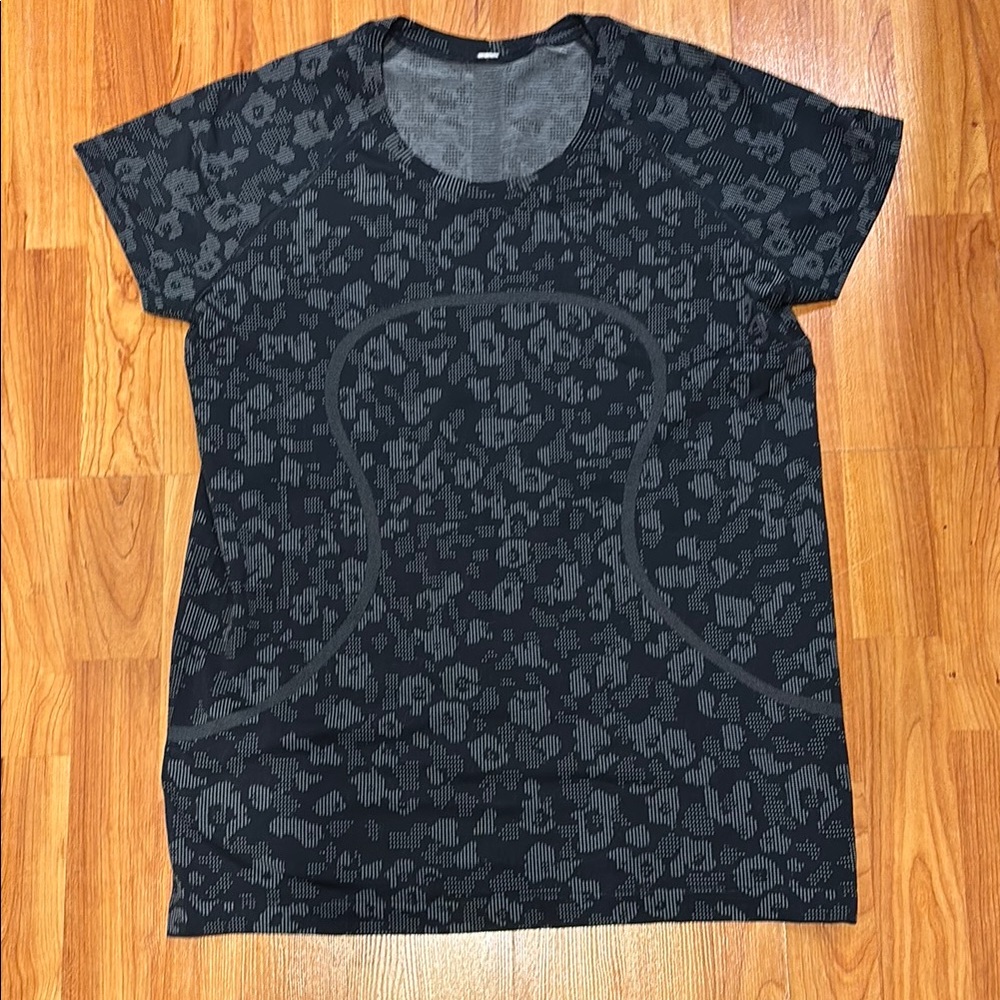 Lululemon Tech Short Sleeve in color Dappled Floral true navy/ocean air